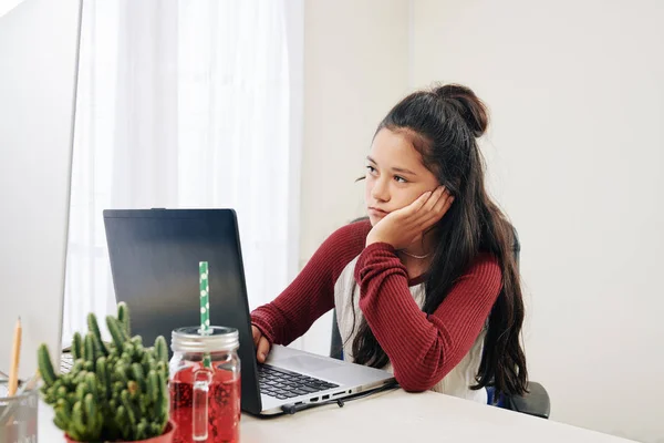 Cansado Asiático Adolescente Menina Sentado Mesa Frente Computador Olhando Monitor — Fotografia de Stock