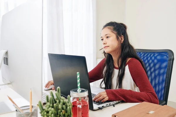 Cansado Asiático Adolescente Menina Sentado Mesa Frente Computador Olhando Monitor — Fotografia de Stock