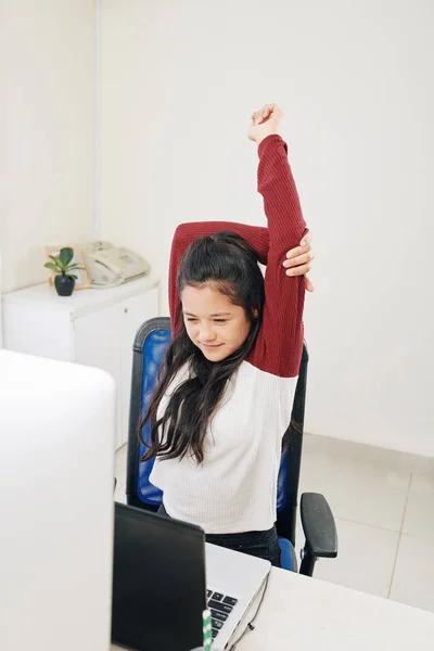 Уставшая Азиатская Девочка Подросток Сидит Столом Перед Компьютером Вытягивает Руки — стоковое фото
