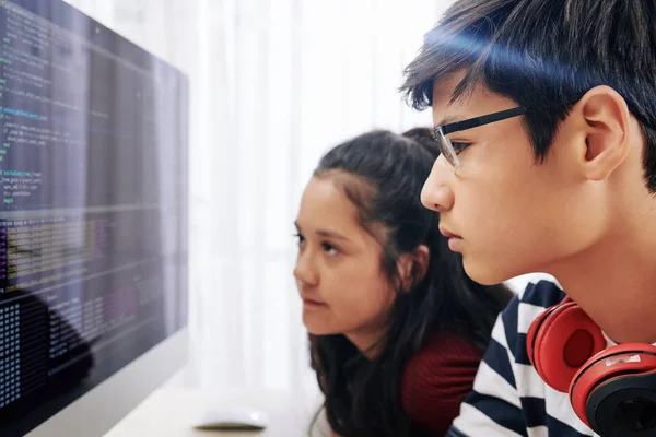 Adolescentes Serios Pensativos Que Examinan Código Programación Pantalla Computadora Buscan —  Fotos de Stock