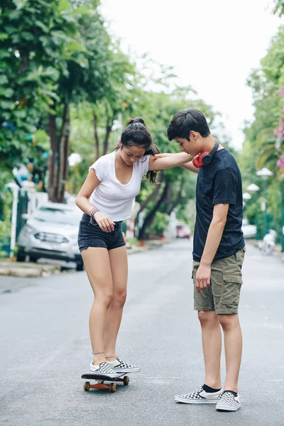 Nastolatek Asian Chłopiec Dając Siostrę Jej Pierwszą Lekcję Skateboarding — Zdjęcie stockowe
