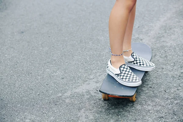 Pés Menina Andando Skate Estrada Asfalto Cidade — Fotografia de Stock