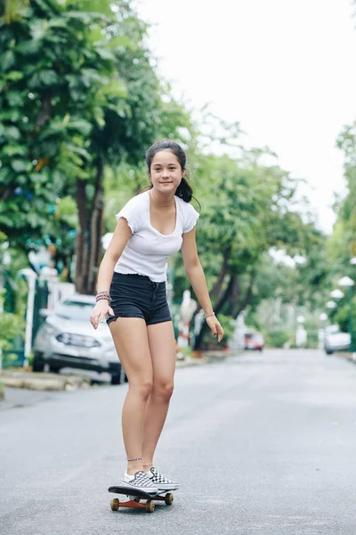 Pretty Tonårs Flicka Shirt Och Shorts Njuter Rida Skateboard City — Stockfoto