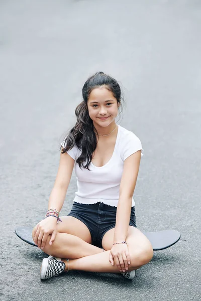 Menina Adolescente Muito Feliz Shorts Shirt Sentado Skate Rua Olhando — Fotografia de Stock