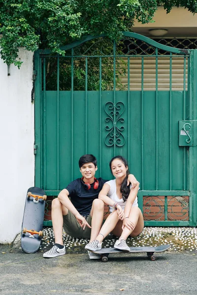 Gülümseyen Sarılma Genç Erkek Kız Kardeşi Evin Kapılarının Önünde Oturan — Stok fotoğraf