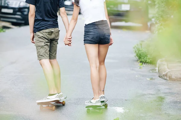 Visão Traseira Namorado Namorada Mãos Dadas Andar Skate Rua — Fotografia de Stock