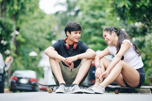 Positivo Mestizo Raza Adolescente Hermano Hermana Sentado Monopatines Discutir Nuevas — Foto de Stock