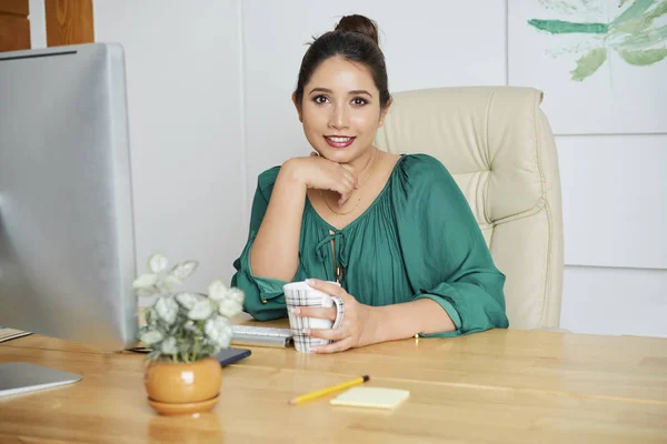 Porträt Einer Schönen Indischen Geschäftsfrau Die Tisch Vor Dem Computer — Stockfoto