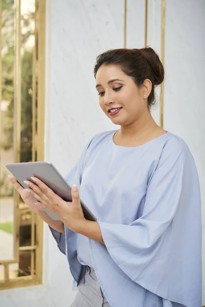 Indiano Elegante Donna Affari Piedi Utilizzando Tablet Digitale Lavoro Online — Foto Stock