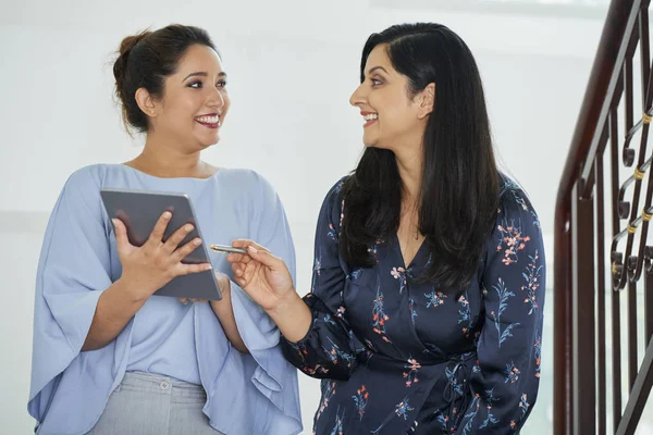 Zwei Geschäftsfrauen Zeigen Auf Digitales Tablet Und Lächeln — Stockfoto