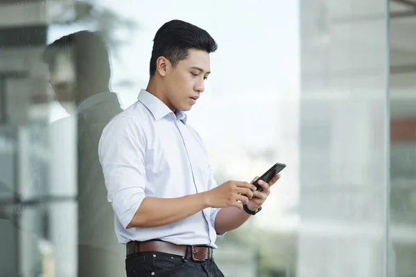 Serio Guapo Joven Asiático Empresario Comprobar Mensajes Texto Teléfono Inteligente — Foto de Stock