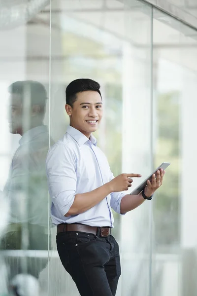 Positiver Attraktiver Unternehmer Zeigt Auf Computerbildschirm Seinen Händen Wenn Draußen — Stockfoto