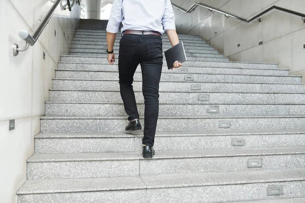 Hátulnézet Fiatal Férfi Digitális Tabletta Kezében Gyaloglás Fel Lépcsőn Sietsz — Stock Fotó