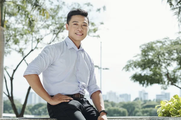 Retrato Joven Sonriente Guapo Empresario Asiático Sentado Aire Libre Mirando —  Fotos de Stock