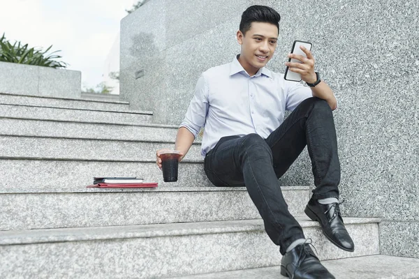 Feliz Joven Asiático Hombre Disfrutando Vaso Helado Leer Mensajes Teléfono —  Fotos de Stock