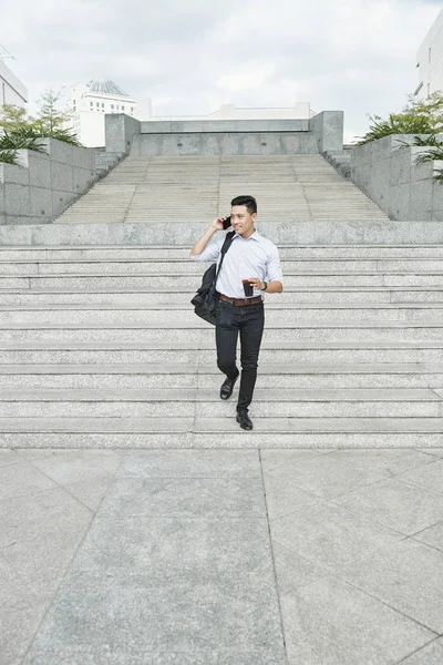 Jonge Positieve Vietnamese Zakenman Met Kopje Ijsthee Wandelen Trap Buitenshuis — Stockfoto