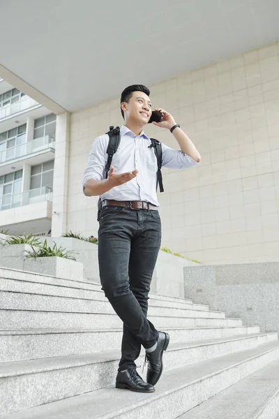 Knappe Jonge Aziatische Universiteitsstudent Met Rugzak Staande Campus Bellen Telefoon — Stockfoto