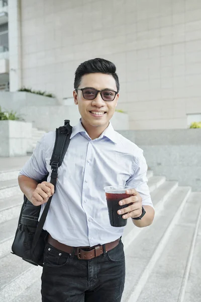 Bello Giovane Imprenditore Asiatico Che Tiene Zaino Bicchiere Dolce Delizioso — Foto Stock
