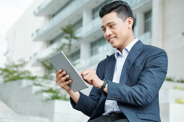 Retrato Joven Empresario Asiático Guapo Sonriendo Cuando Utiliza Aplicación Tableta —  Fotos de Stock