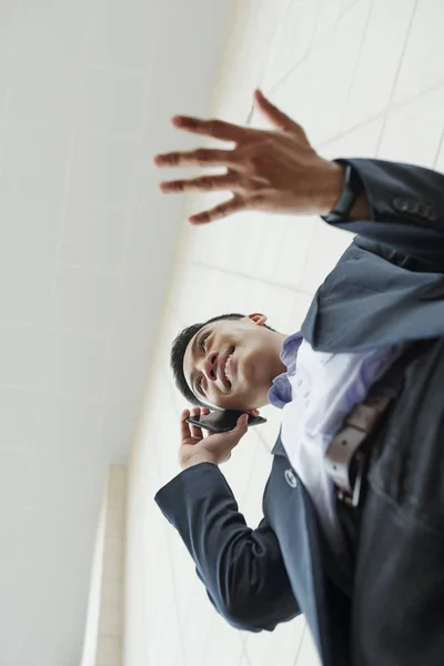 Guapo Sonriente Gesto Asiático Empresario Haciendo Llamada Telefónica Vista Desde —  Fotos de Stock