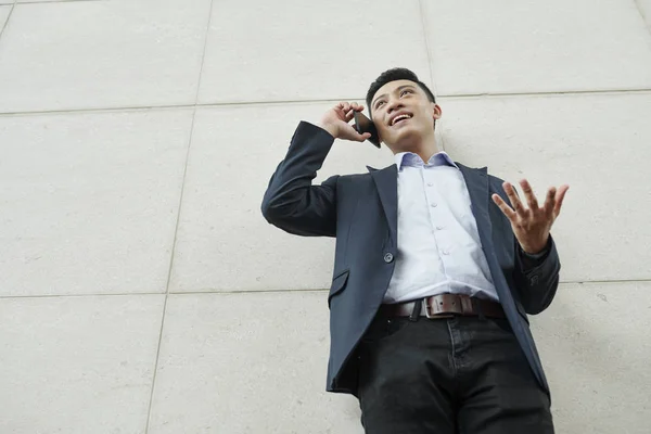 Kladný Mladý Vietnamský Podnikatel Gestikuloval Při Volání Telefonu — Stock fotografie