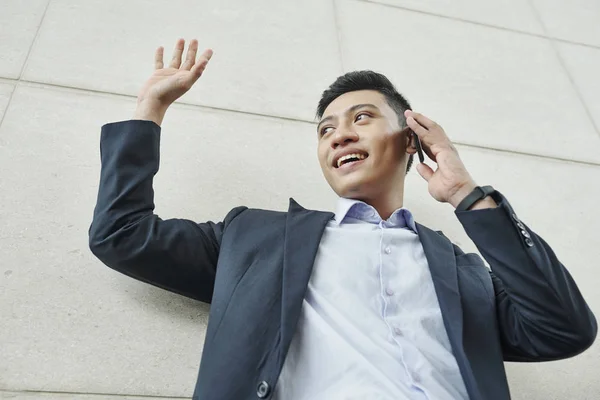 Jovem Empreendedor Asiático Alegre Falando Telefone Acenando Com Mão — Fotografia de Stock