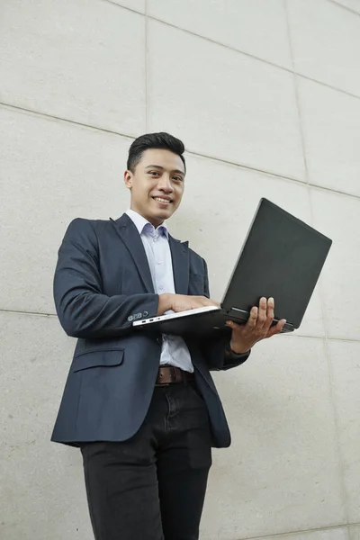 Bonito Jovem Empresário Formalwear Trabalhando Laptop Quando Livre — Fotografia de Stock