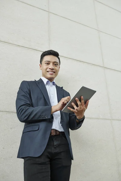 Fröhlicher Junger Asiatischer Unternehmer Arbeitet Digitalen Tablet Und Verschickt Mails — Stockfoto