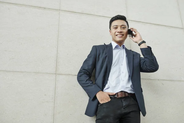 Портрет Молодого Єтнамського Бізнесмена Стоячи Стіні Говорячи Телефону Дивлячись Камеру — стокове фото