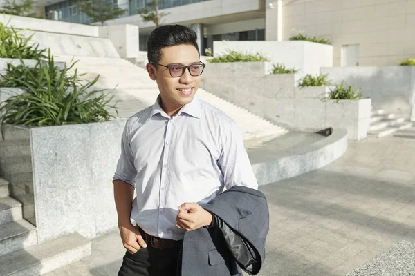 Retrato Joven Empresario Asiático Seguro Mismo Gafas Caminando Gran Ciudad —  Fotos de Stock