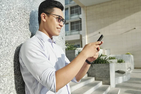 Alegre Hombre Asiático Atractivo Gafas Sol Apoyadas Pared Tratando Leer — Foto de Stock