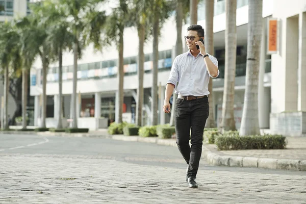 Guapo Confiado Joven Asiático Hombre Caminando Calle Ciudad Haciendo Llamada —  Fotos de Stock