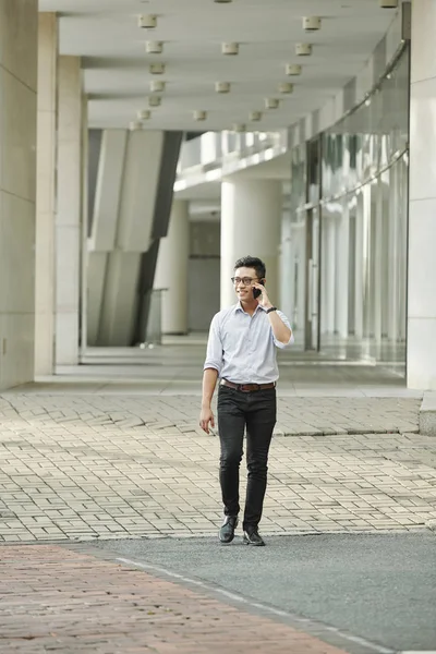 Zelfverzekerde Glimlachend Vietnamese Zakenman Glazen Buiten Lopen Bellen Telefoon — Stockfoto