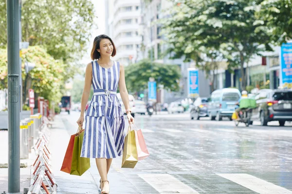 亚洲美丽的女人在阳光明媚的夏日与购买走在城市的道路 — 图库照片