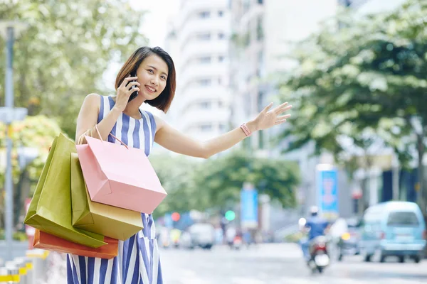 Asiatico Sorridente Ragazza Con Shopping Borse Parlare Suo Cellulare Gesturing — Foto Stock