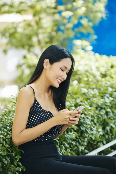 Asian Blogger Stylish Clothing Holding Mobile Phone Reading Online Message — Stock Photo, Image