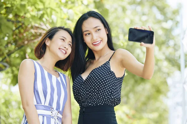两个微笑的亚洲妇女站在一起 在城市户外的手机自拍肖像 — 图库照片