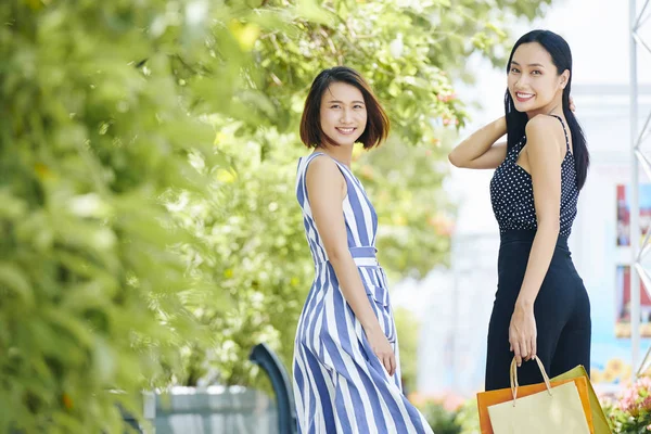 两个亚洲妇女在城市街道上行走时 在镜头前面带微笑 看起来非常时尚的肖像 — 图库照片