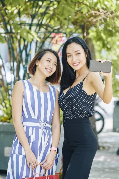 Duas Meninas Bonitas Asiáticas Roupas Elegantes Cidade Posando Para Câmera — Fotografia de Stock