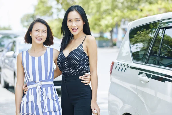 Retrato Dos Hermosas Mujeres Asiáticas Abrazándose Sonriendo Cámara Mientras Están — Foto de Stock