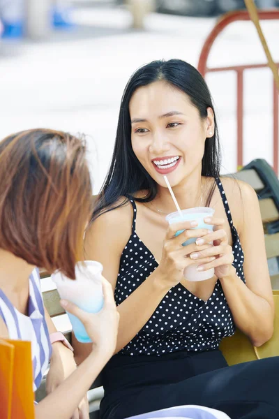 Mutlu Asyalı Kadın Onun Yanında Oturan Arkadaşı Konuşurken Saman Içme — Stok fotoğraf