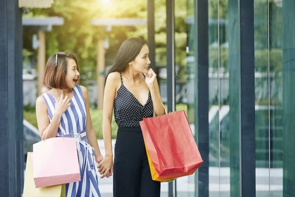 Två Asiatiska Vackra Kvinnor Med Shoppingväskor Längs Gatan Och Titta — Stockfoto