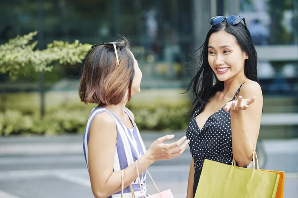 Mutlu Asyalı Kız Ayakta Şehirde Toplantı Sırasında Birbirleriyle Konuşurken — Stok fotoğraf