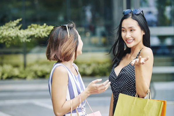 Två Glada Asiatiska Tjejer Som Står Och Pratar Med Varandra — Stockfoto