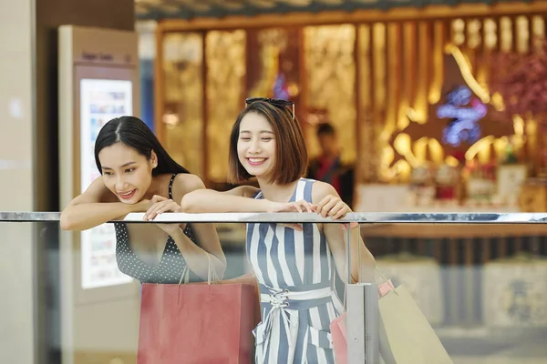 Dois Jovens Amigos Asiáticos Sorrindo Eles Passando Tempo Engraçado Juntos — Fotografia de Stock