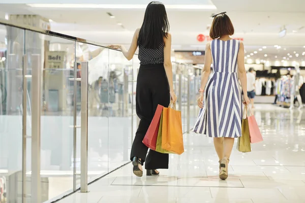 Alışveriş Poşetleri Tutan Alışveriş Merkezinde Birlikte Alışveriş Için Gidiyor Güzel — Stok fotoğraf