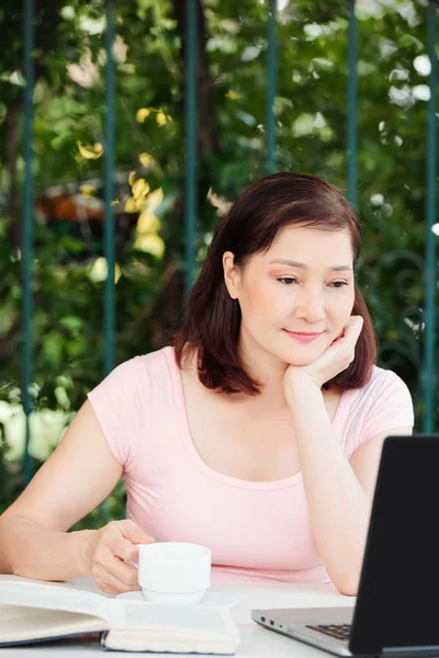Mature Vietnamese Woman Coffee Outdoor Cafe Reading News Articles Her — Stock Photo, Image