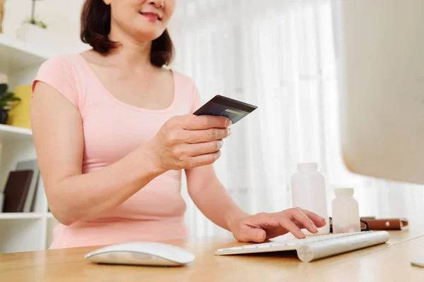 Doktor Online Danışma Için Ödeme Yaparken Kredi Kartı Kullanan Kadının — Stok fotoğraf