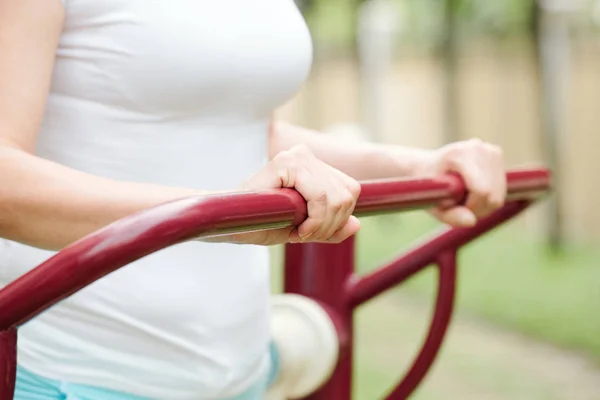 Close Image Woman Holding Railing Tight Exercising Special Equipment Outdoors — Stock Photo, Image