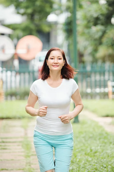 Lachende Fit Volwassen Aziatische Vrouw Joggen Park Zomer Ochtend — Stockfoto